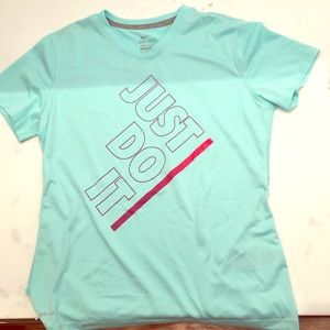 No longer available Nike girl’s training shirt